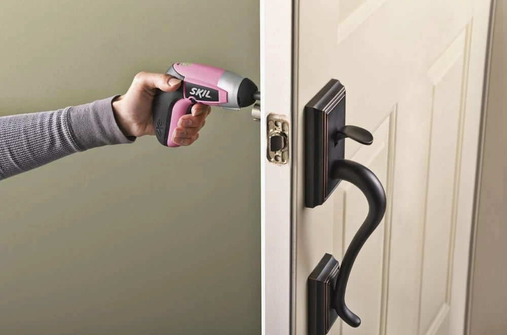 SKIL Cordless Screwdrivers iXO 4-Volt Max 1/4-in Cordless Screwdriver (1-Battery Included and Charger Included) 3 SKIL Cordless Screwdrivers iXO 4-Volt Max 1/4-in Cordless Screwdriver (1-Battery Included and Charger Included) - Image 3